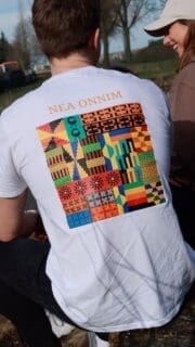 🌟 NIEUWE MERCH ALERT! 🌟

Steun ons en help mee aan de bouw van de mediatheek door onze splinternieuwe NEA ONNIM merch te kopen! 📚 Alle opbrengsten gaan rechtstreeks naar dit geweldige project.

👕 T-shirts, hoodies en petten nu beschikbaar in verschillende maten van S tot XL:

👕 T-shirts: wit, donkerblauw, zwart - €40
🧥 Hoodies: bruin, zwart, groen, donkerblauw - €65
🧢 Petten: groen, beige, zwart - €25 (One size fits all)

Alle items zijn voorzien van het NEA ONNIM-logo, wat staat voor “When he who does not know learns, he gets to know.” Het is een symbool van kennis, levenslang leren en voortdurende zoektocht naar kennis.

Laat zien dat je deel uitmaakt van ons team en draag met trots onze merchandise! 😎 Bestel NU via onze pre-order link! 

#NEAONNIM #Merchandise #Mediatheek #Support