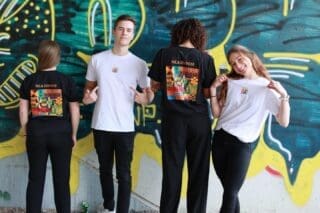 🌍✨Nea Onnim Kleding: Wie niet weet, kan leren📚

🚀 Onze droom wordt werkelijkheid! Volgende vrijdag vertrekken we naar Ghana om de Nea Onnim Mediatheek te bouwen

💙 Alle opbrengsten van onze speciaal ontworpen kledinglijn met het Nea Onnim-logo maken de bouw van de mediatheek mogelijk! Maar we zijn er nog niet!! Bestel nu om ons doel van 40.000 euro te halen🫶

🛍️ Dank aan iedereen die ons de afgelopen maanden heeft gesteund! 🙌 Jullie bijdragen betekenen enorm veel voor ons project! 

🌟 Deze kledinglijn houdt het project dicht bij ons hart en we hopen op deze manier het met jullie te kunnen delen 🇬🇭 

Wil jij ook een geweldig Nea Onnim kledingstuk kopen? Zie onze pre-order link in bio!!! 

📸 Pictures by : @fotografeer.ik