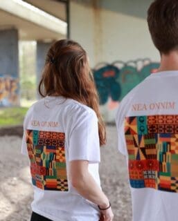 🌍✨Nea Onnim Kleding: Wie niet weet, kan leren📚

🚀 Onze droom wordt werkelijkheid! Volgende vrijdag vertrekken we naar Ghana om de Nea Onnim Mediatheek te bouwen

💙 Alle opbrengsten van onze speciaal ontworpen kledinglijn met het Nea Onnim-logo maken de bouw van de mediatheek mogelijk! Maar we zijn er nog niet!! Bestel nu om ons doel van 40.000 euro te halen🫶

🛍️ Dank aan iedereen die ons de afgelopen maanden heeft gesteund! 🙌 Jullie bijdragen betekenen enorm veel voor ons project! 

🌟 Deze kledinglijn houdt het project dicht bij ons hart en we hopen op deze manier het met jullie te kunnen delen 🇬🇭 

Wil jij ook een geweldig Nea Onnim kledingstuk kopen? Zie onze pre-order link in bio!!! 

📸 Pictures by : @fotografeer.ik